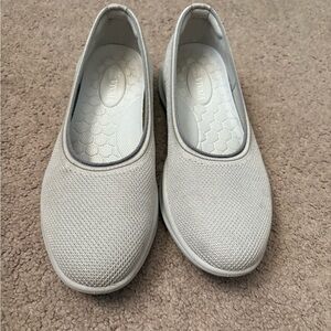 Stylish White Women's Flats sz 38.5